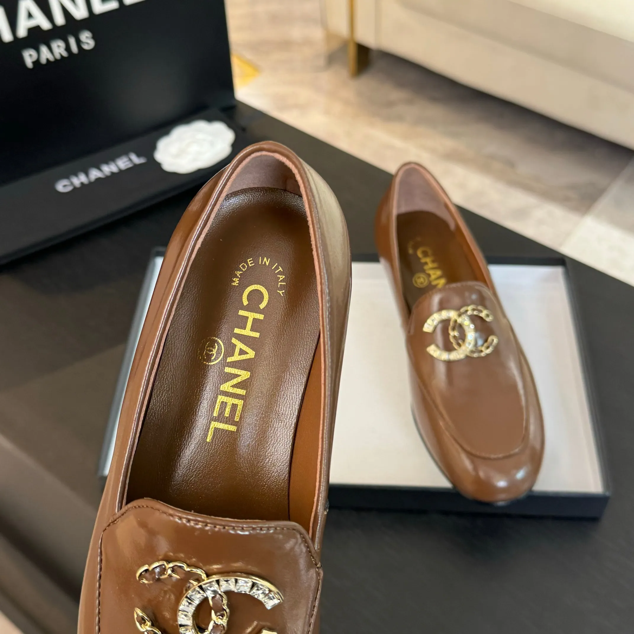 👟👟Ex-factory price 600👟👟 Purchasing-grade CHANEL Xiaoxiang classic retro shoes. I liked this pair at first sight. The design of the upper is very special. The classic hardware buckles embellished with Xiaoxiang are very CHANEL style. It has a high-end feel. The upper feet are very comfortable and soft. The feet are not afraid of being good-looking and comfortable. They are invincible when paired with mid-calf socks, skirts and trousers. It looks simple in style, but it has the effect of elongating the legs immediately on the feet, which is simple and does not lose personality. Adds a touch of coolness. Upper: imported mixed-breed lambskin. Lining: mixed-breed sheepskin. Soft, sweat-absorbent and breathable! Hardware: Exclusive original 1:1 mold development! Long-lasting and does not soften! Outsole: Genuine leather outsole imported from Italy. Height is about 2.5cm. Different market currency. We are different. Size: #34-42 (34 40 41 customized, non-refundable)